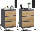 Zweier Set moderner Nachttische in Schiefergrau-Naturbraun, mit drei Schubladen, AC-Steckdosen und USB-Ladeanschluessen
