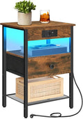 Schmaler Nachttisch in Schwarz-Vintagebraun, mit LED-Lichtleiste, Ladestation und Schublade fuer Haus und Buero